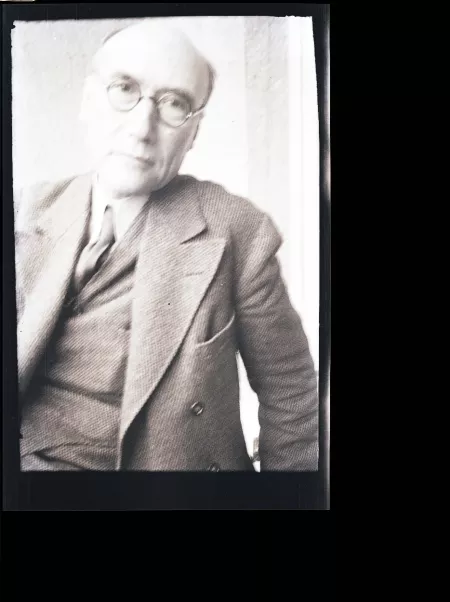 portrait photographique en buste d'André Gide, de face, avec lunettes, la tête légèrement inclinée vers la droite, regardant l'objectif, juillet 1931