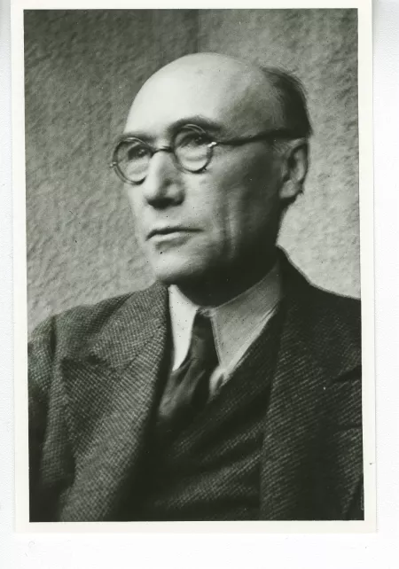 portrait photographique en buste d'André Gide, de ¾ gauche, avec lunettes, regardant devant lui, juillet 1931