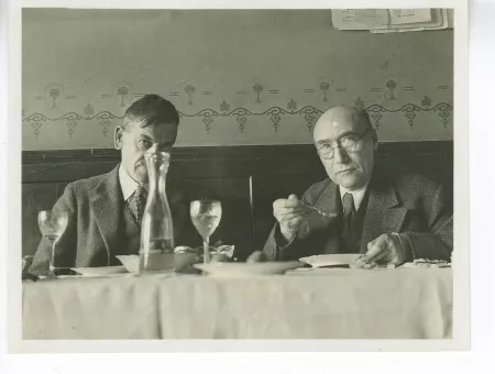 photographie d’André Gide, cuillère à la main, et Charles-Ferdinand Ramuz, lors d’un déjeuner, décembre 1933