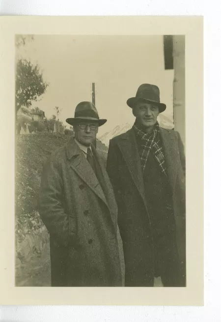 photographie d’André Gide, avec lunettes et chapeau, et le Bellettrien Alfred Wild, en extérieur, décembre 1933