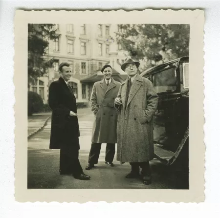 photographie d’André Gide, avec lunettes et chapeau, et deux Bellettriens, dont Daniel Simond à gauche, à l'extérieur, décembre 1933
