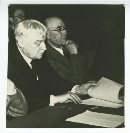 photographie d’André Gide, avec lunettes, et Julien Benda, au 1er Congrès international des écrivains pour la défense de la culture, salle de la Mutualité, 21-25 juin 1935