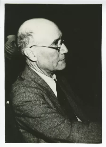 photographie d’André Gide, de profil, avec lunettes, au 1er Congrès international des écrivains pour la défense de la culture, salle de la Mutualité, 21-25 juin 1935