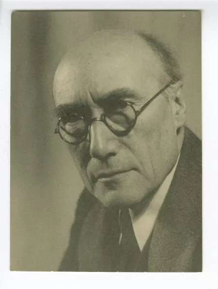 portrait photographique en gros plan d’André Gide, avec lunettes, de ¾ à gauche, regardant l’objectif