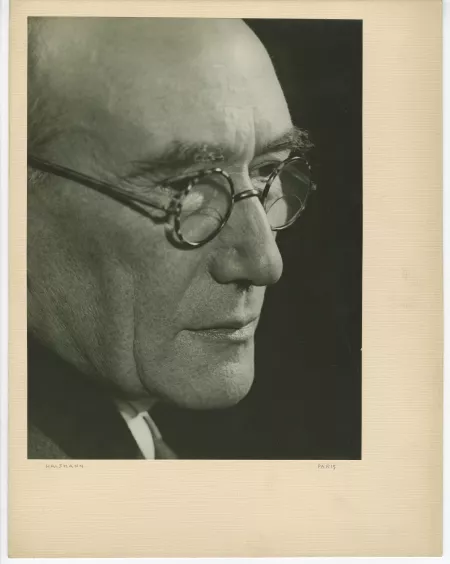 portrait photographique en gros plan d’André Gide, avec lunettes, de ¾ à droite, regardant vers le bas
