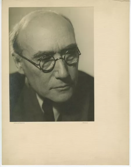 portrait photographique en gros plan d’André Gide, avec lunettes, de ¾ à droite, regardant vers le bas