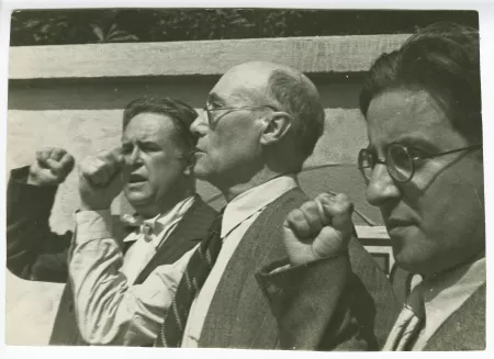 photographie montrant, de gauche à droite, Paul Vaillant-Couturier, André Gide, avec lunettes, et le « délégué russe », tous trois poing levé, chantant l'Internationale, lors de l'inauguration du boulevard Maxime-Gorki à Villejuif, 29 juin 1935