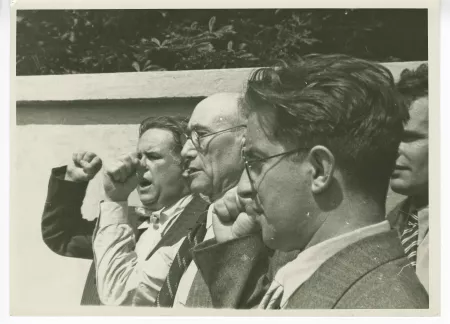photographie montrant, de gauche à droite, Paul Vaillant-Couturier, André Gide, avec lunettes, et le « délégué russe », tous trois poing levé, chantant l'Internationale, lors de l'inauguration du boulevard Maxime-Gorki à Villejuif, 29 juin 1935