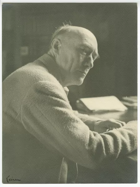 portrait photographique en buste d’André Gide, à son bureau, regardant vers la droite, au Vaneau