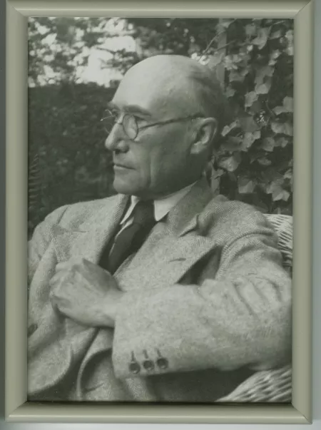 portrait photographique d’André Gide, main gauche sur le revers droit de son costume, mai 1930