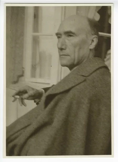 portrait photographique d'André Gide, de ¾ à gauche, tête baissée, fumant, mai 1930