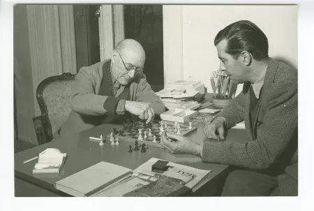 photographie d’André Gide, avec lunettes, et Marc Allégret, jouant aux échecs, chez Richard Heyd, janvier 1948