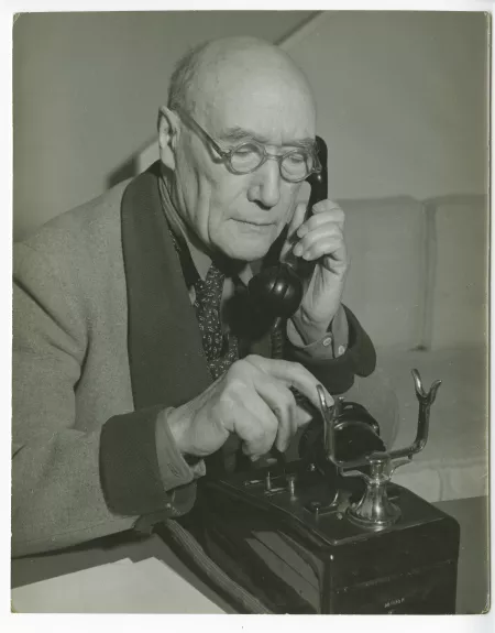 portrait photographique d’André Gide, avec lunettes, en train de téléphoner, chez Richard Heyd, hiver 1947