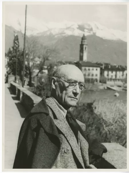 portrait photographique d’André Gide, avec lunette, sur la promenade du bord du lac, 3 avril 1947