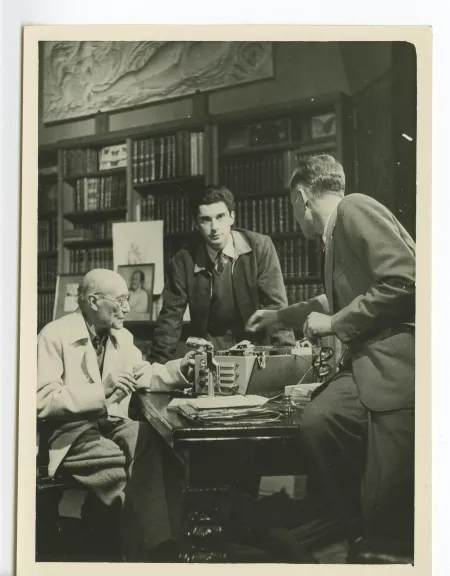 photographie montrant, de gauche à droite, André Gide, avec lunettes, l'assistant-réalisateur Jacques Nahum [?] et Pierre Herbart, au Vaneau ; photographie de plateau du film La vie commence demain de Nicole Védrès