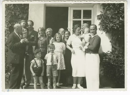 photographie de groupe montrant, de gauche à droite, André Gide, Jacques Schiffrin tenant son fils André Schiffrin, Françoise Dorny (nièce d'André Gide), Jeanne Drouin, Marcel Drouin (à l'arrière), devant lui la fille de Dominique Drouin, Odile Drouin (fi