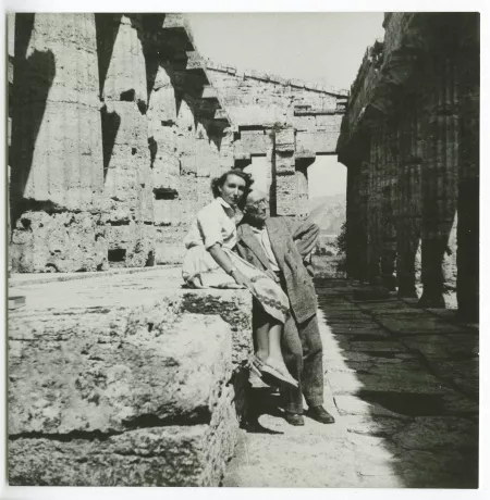 photographie d’André Gide et Catherine Gide, dans le temple de Poséidon, sur le site de Paestum, juin 1950