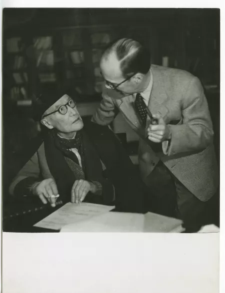photographie d’André Gide, avec lunettes, et son neveu Dominique Drouin, se regardant, au Vaneau, lors du tournage du film Avec André Gide de Marc Allégret, janvier 1951 ; reportage pour Paris-Match