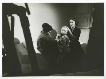 photographie d’André Gide, avec béret, Catherine Gide et son fils Nicolas Lambert, à La Mivoie, lors du tournage du film Avec André Gide de Marc Allégret, janvier 1951 ; reportage pour Paris-Match