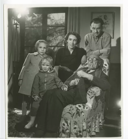 photographie de groupe réunissant André Gide, avec lunettes, Catherine Gide, Jean Lambert et leurs enfants Nicolas Lambert et Isabelle Lambert, à La Mivoie, lors du tournage du film Avec André Gide de Marc Allégret, janvier 1951 ; reportage pour Paris-Mat