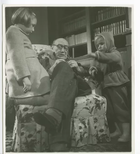 photographie d’André Gide, avec lunettes, et ses petits-enfants Nicolas Lambert et Isabelle Lambert, à La Mivoie, lors du tournage du film Avec André Gide de Marc Allégret, janvier 1951 ; reportage pour Paris-Match