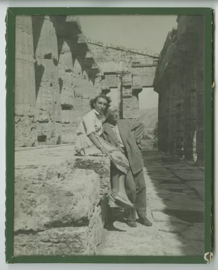 photographie d’André Gide et Catherine Gide, dans le temple de Poséidon, sur le site de Paestum, juin 1950