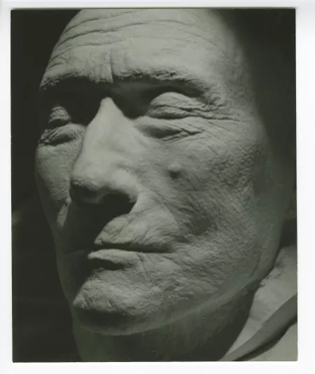 photographie en gros plan du masque mortuaire d'André Gide, de ¾ à gauche, au Vaneau