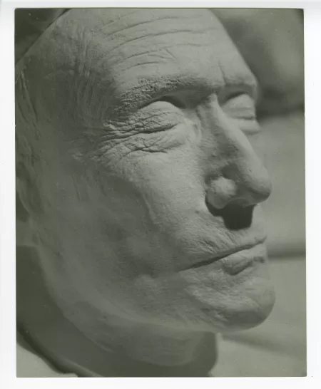 photographie en gros plan du masque mortuaire d'André Gide, de ¾ à droite, au Vaneau
