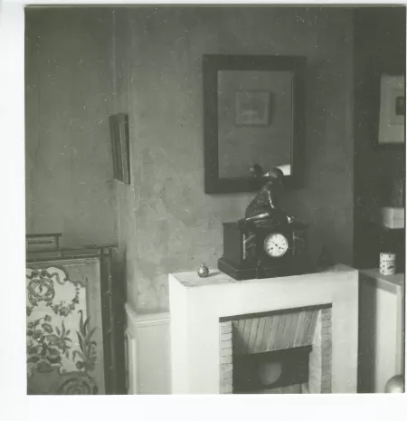 photographie de la cheminée et de la pendule dans la chambre d'André Gide, après sa mort, au Vaneau