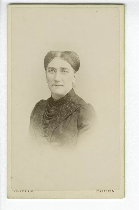 portrait photographique en buste de Juliette Gide, de face