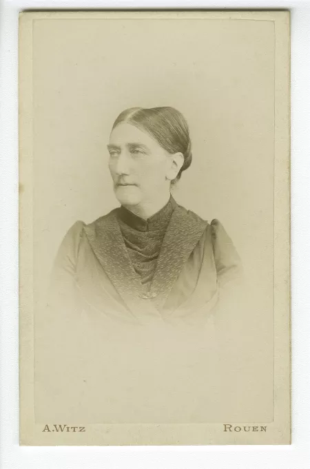 portrait photographique en buste de Juliette Gide, de ¾ à gauche