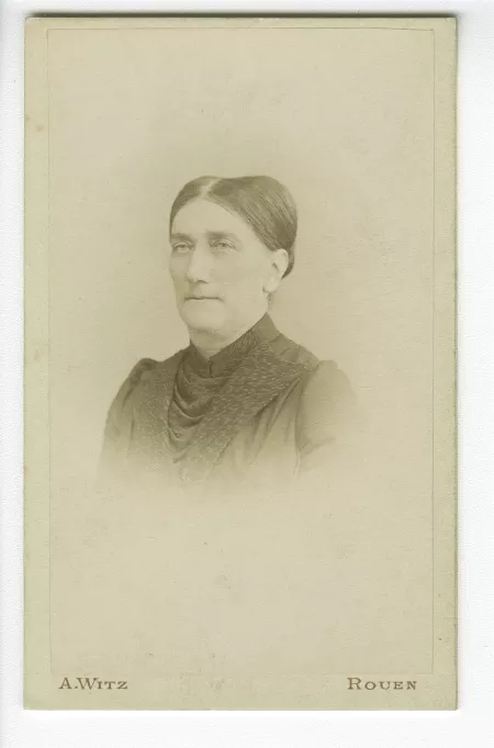portrait photographique en buste de Juliette Gide, de ¾ à gauche