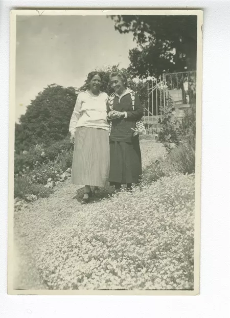 photographie de Madeleine Gide, à droite, et Agnès Copeau, marchant