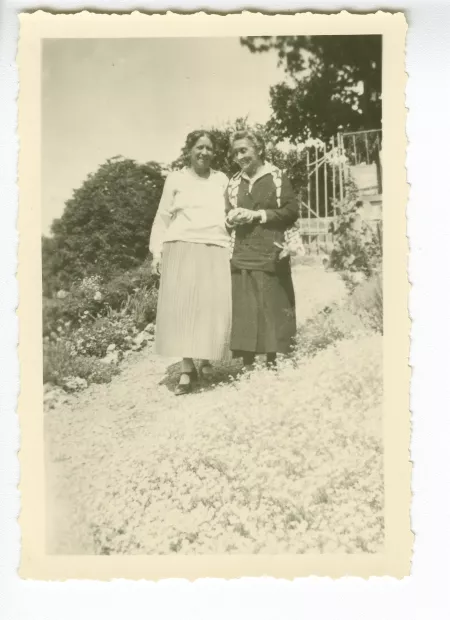 photographie de Madeleine Gide, à droite, et Agnès Copeau, marchant