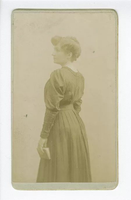 portrait photographique de Valentine Rondeaux, sœur de Madeleine Gide, de profil, un livre en main