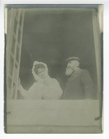 photographie d'Albert Démarest, cousin maternel d'André Gide, et sa nièce Alice Widmer [?], à la fenêtre