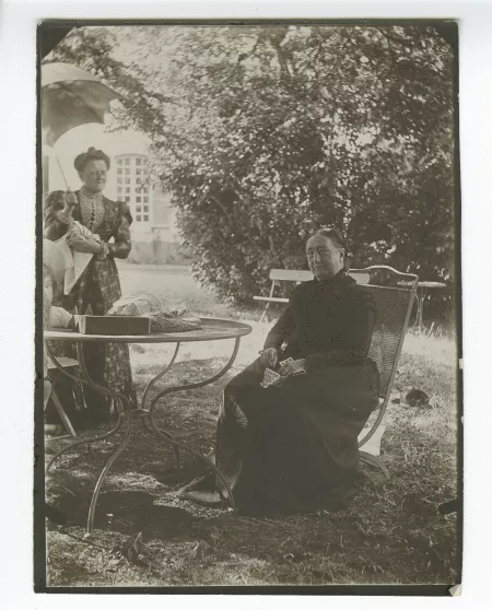photographie de Lucile Rondeaux, tante maternelle par alliance d'André Gide, assise, et Emma Siller, la gouvernante allemande de Madeleine Rondeaux, dans le jardin du château de Cuverville
