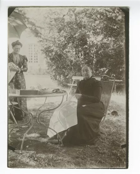 photographie de Lucile Rondeaux, tante maternelle par alliance d'André Gide, assise, et Emma Siller, la gouvernante allemande de Madeleine Rondeaux, dans le jardin du château de Cuverville