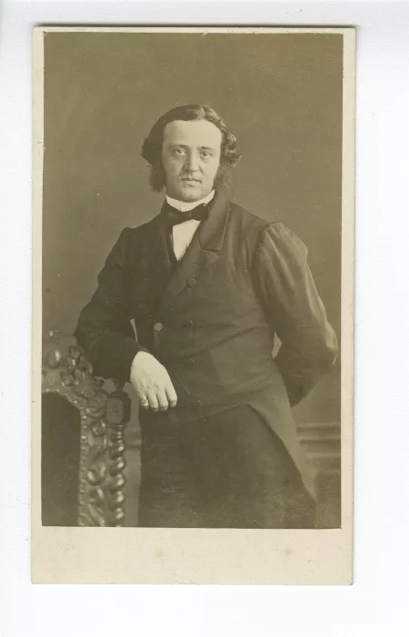 portrait photographique du pasteur Jules-Emile Roberty, accoudé à une chaise