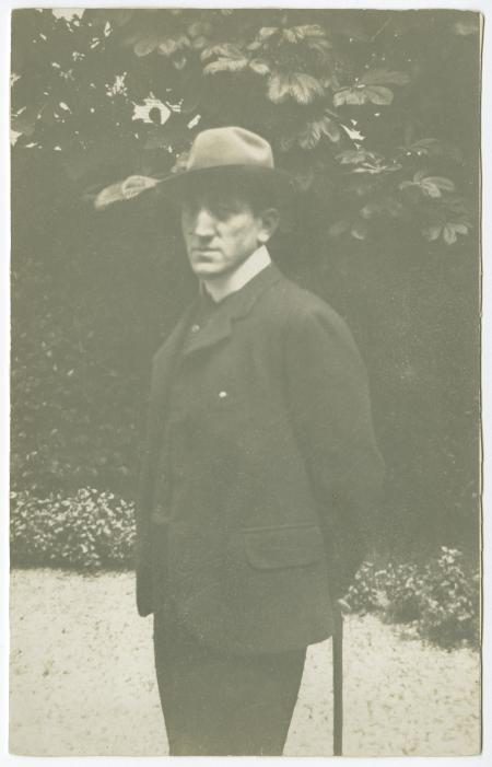 portrait photographique de Théo Van Rysselberghe, dans le jardin de la villa Aublet, rue Laugier, printemps 1907
