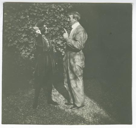 photographie de Théo Van Rysselberghe et Élisabeth Van Rysselberghe, en costume de jeune florentin pour le bal déguisé de Swanley, dans le jardin de la villa Aublet, rue Laugier