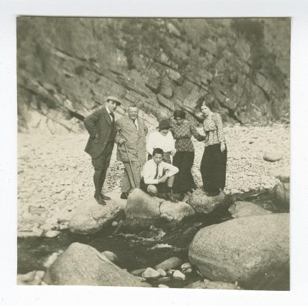 photographie montrant, de gauche à droite, Théo Van Rysselberghe, Octave Maus, Madeleine Maus, son fils Jean-Marie Gevaert, Marie-Thérèse Muller et Daisy Weber, au bord de la mer, août 1914