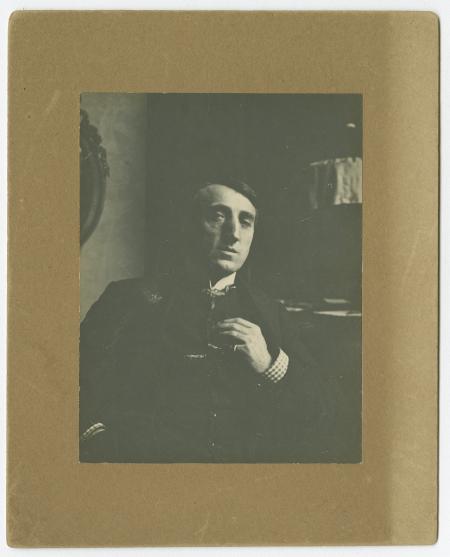 portrait photographique de Théo Van Rysselberghe, dans son bureau de la villa Aublet, rue Laugier