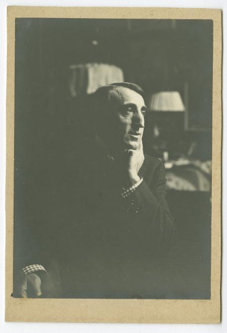 portrait photographique de Théo Van Rysselberghe, dans son bureau de la villa Aublet, rue Laugier