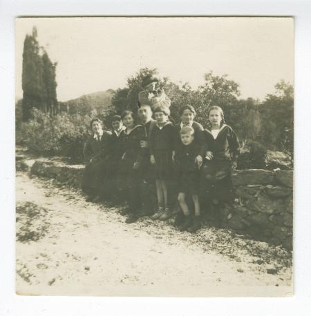 photographie de groupe montrant, de gauche à droite, Ethel Whitehorn, Suzanne Schlumberger, Monique Schlumberger, Théo Van Rysselberghe, Maria Van Rysselberghe (debout), Edwige Copeau, Agnès Copeau, Pascal Copeau et Marie-Hélène Copeau à Saint-Clair, févr