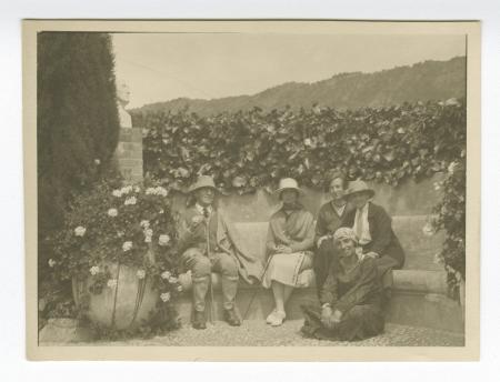 photographie montrant, de gauche à droite, Théo Van Rysselberghe, Christiane Martin du Gard [?], Ethel Whitehorn, Maria Van Rysselberghe, et assise au sol Élisabeth Van Rysselberghe, à Saint-Clair