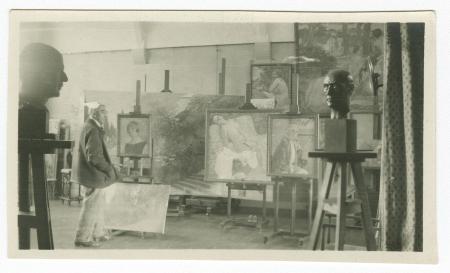 photographie de Théo Van Rysselberghe, avec à droite le buste d'André Gide et à gauche celui de Jean Schlumberger, dans son atelier de Saint-Clair