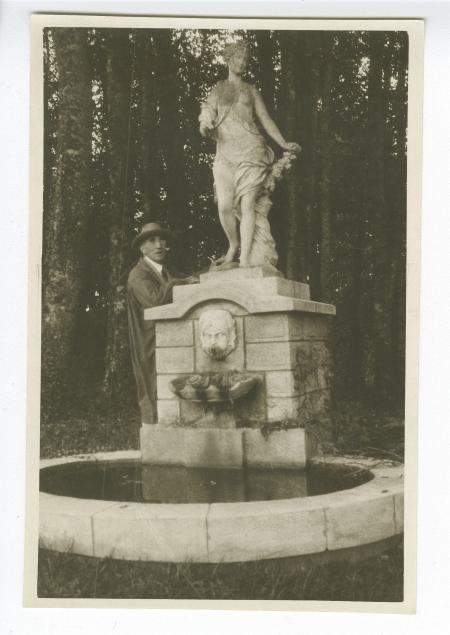 photographie de Théo Van Rysselberghe, dans le jardin du château du Tertre, chez Roger Martin du Gard, octobre 1926