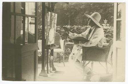 photographie de Théo Van Rysselberghe, peignant le Portrait d'Annette Dubois (1924), chapeau sur la tête
