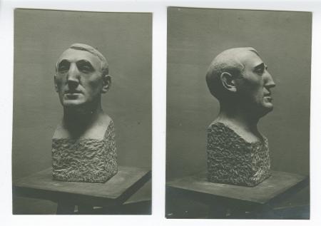 photographie du buste sculpté en pierre de Théo Van Rysselberghe par Maria Petrie (1911), sur une sellette